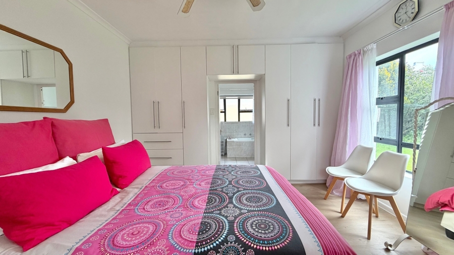 3 Bedroom Property for Sale in Heuningkloof Western Cape